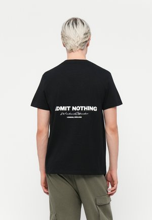 Zwarte katoen t-shirt met opvallende witte tekst op de achterkant: "ADMIT NOTHING" en "WeekendOffender, LONDON, ENGLAND." Korte mouwen, klassieke pasvorm.