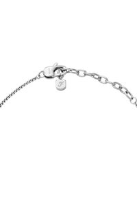 Bracciale in metallo argentato con design a catena, dotato di chiusura a gancio e un piccolo tag rettangolare con il logo Fossil.
