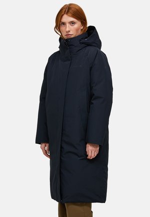 Lunga giacca a vento blu navy con colletto alto, cappuccio e tasche laterali. Tessuto liscio con un sottile logo sul petto.
