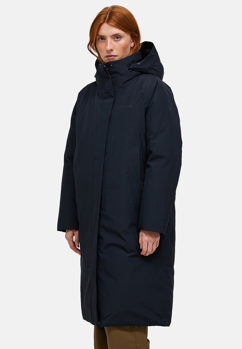 Lang navy blue gewatteerde jas met een hoge kraag, capuchon en zijzakken. soepele textuur met een subtiele logo op de borst.
