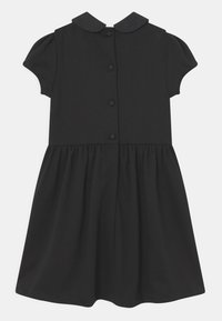 Černé šaty vyrobené z bavlny s krátkými nabíranými rukávy, kulatým límcem, zapínáním na knoflíky vpředu a nabíranou sukní.
