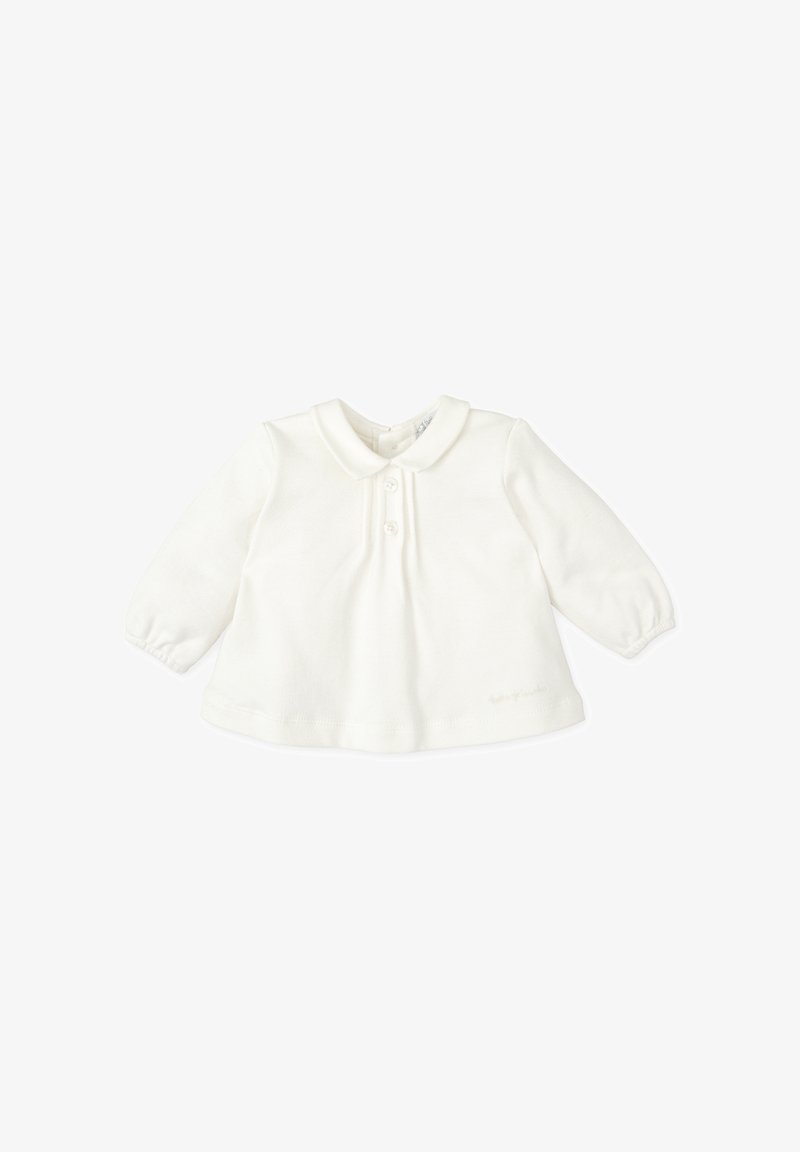 Camisa blanca de manga larga con cuello y cierre de botones, y fondo redondeado. Tejido suave con una textura sutil, que presenta un pequeño detalle bordado en la parte inferior.