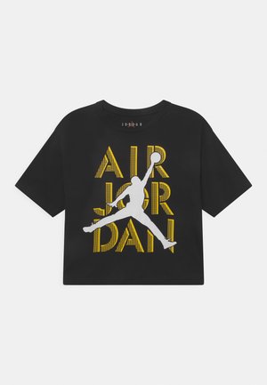 Czarny krótki t-shirt z żółtym napisem "AIR JORDAN" i dużym białym zarysem koszykarza skaczącego z piłką.