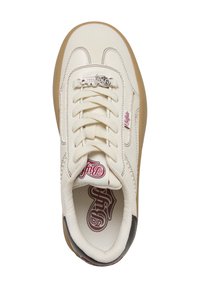 Baskets en cuir blanc avec une languette rembourrée, une semelle en caoutchouc beige, un logo rose et argent sur les lacets, et une doublure intérieure texturée.