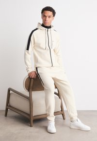 BOSS TRACKSUIT SET - Tepláková súprava - open white