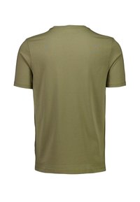 Effen olijfgroene katoenen T-shirt met korte mouwen, achteraanzicht, op een witte achtergrond.