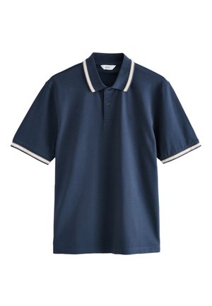 Polo blu navy in cotone liscio. Presenta un colletto classico, maniche corte e un bordo decorativo a strisce lungo il colletto e le maniche.