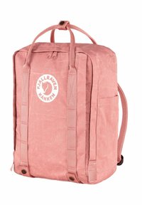 Sac à dos Fjällräven Kanken rose avec une forme rectangulaire, texture en tissu, logo sur le devant, double poignées et bretelles ajustables.