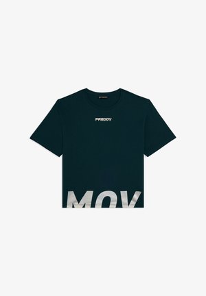 T-shirt blu navy a maniche corte con il logo "FREDDY" sul petto e la scritta parziale in lettere bianche "MOV" nella parte inferiore davanti.