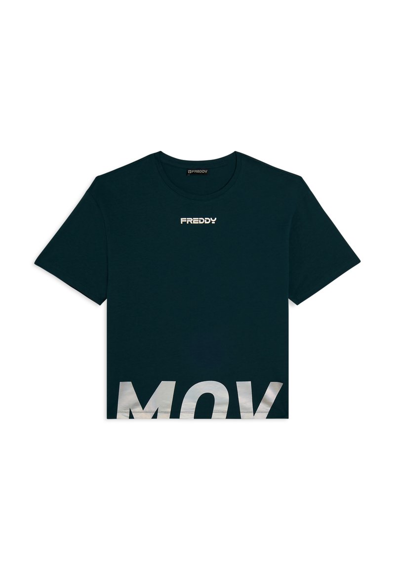 Camiseta de manga corta azul marino con el logo "FREDDY" en el pecho y letras blancas parciales grandes "MOV" en la parte inferior frontal.
