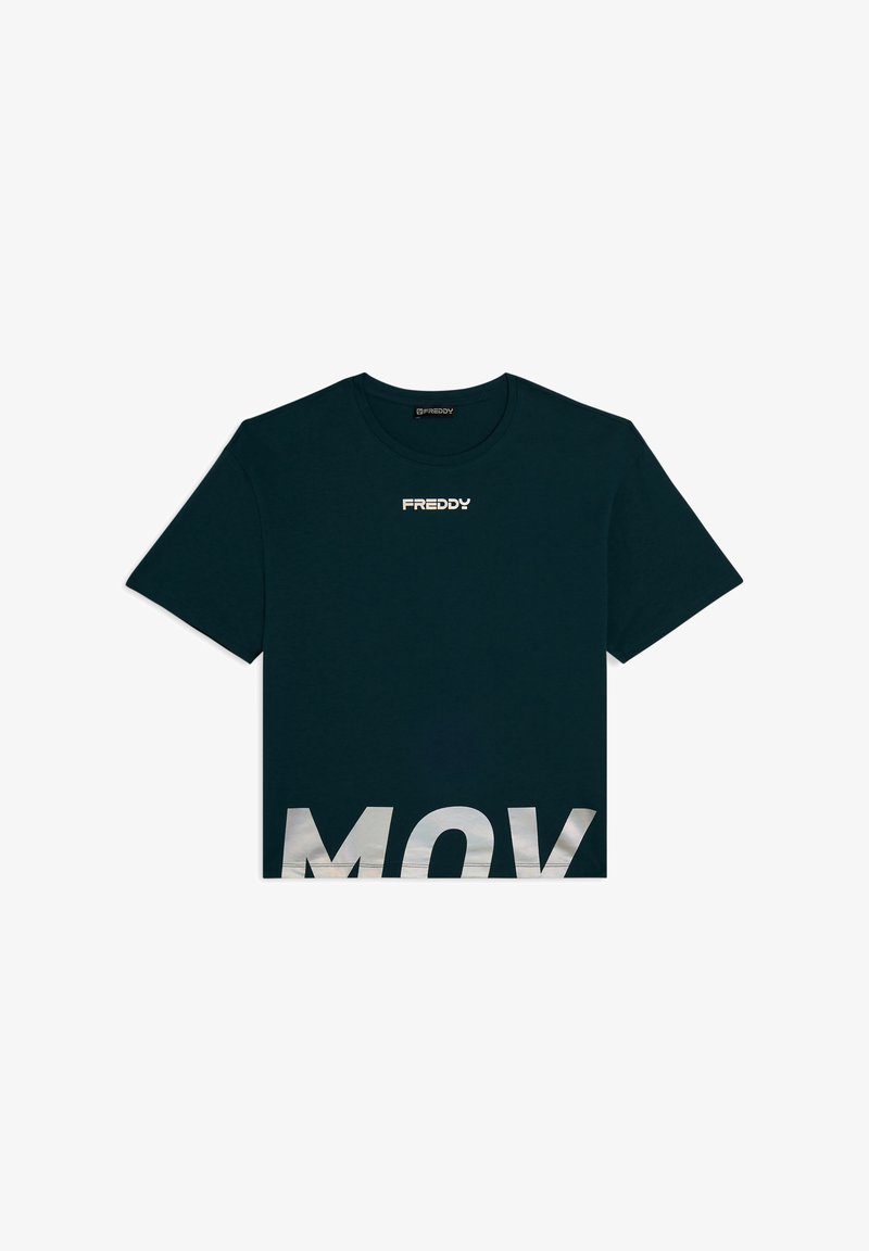 Camiseta de manga corta azul marino con el logo "FREDDY" en el pecho y letras blancas parciales grandes "MOV" en la parte inferior frontal.