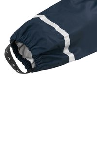 Marineblaue wasserdichte Jackenaschaft mit elastischem Bündchen, ausgestattet mit einem reflektierenden grauen Streifen und einem schwarzen Zugband zur einfachen Anpassung.