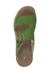 Grøn ruskindsandal med en bred strop og justerbar metallisk spænde. Har en beige polstret sål og struktureret ydersål.