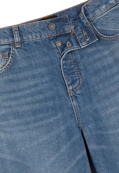 Jeans in denim azzurro chiaro con un design classico, cuciture visibili, bottoni metallici e tasche, con una texture leggermente usurata.