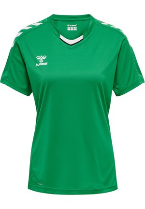 Maillot de sport vert à manches courtes en tissu lisse. Présente un col en V et des accents blancs avec des motifs en chevron sur les épaules.