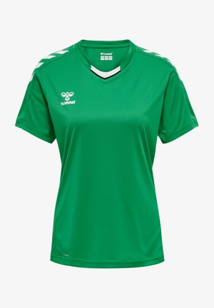 Maillot de sport vert à manches courtes en tissu lisse. Présente un col en V et des accents blancs avec des motifs en chevron sur les épaules.