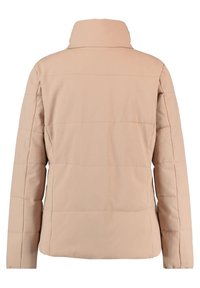 Beige vadderad jacka med hög krage, försedd med horisontella sömmar och långa ärmar, tillverkad av ett mjukt tyg.