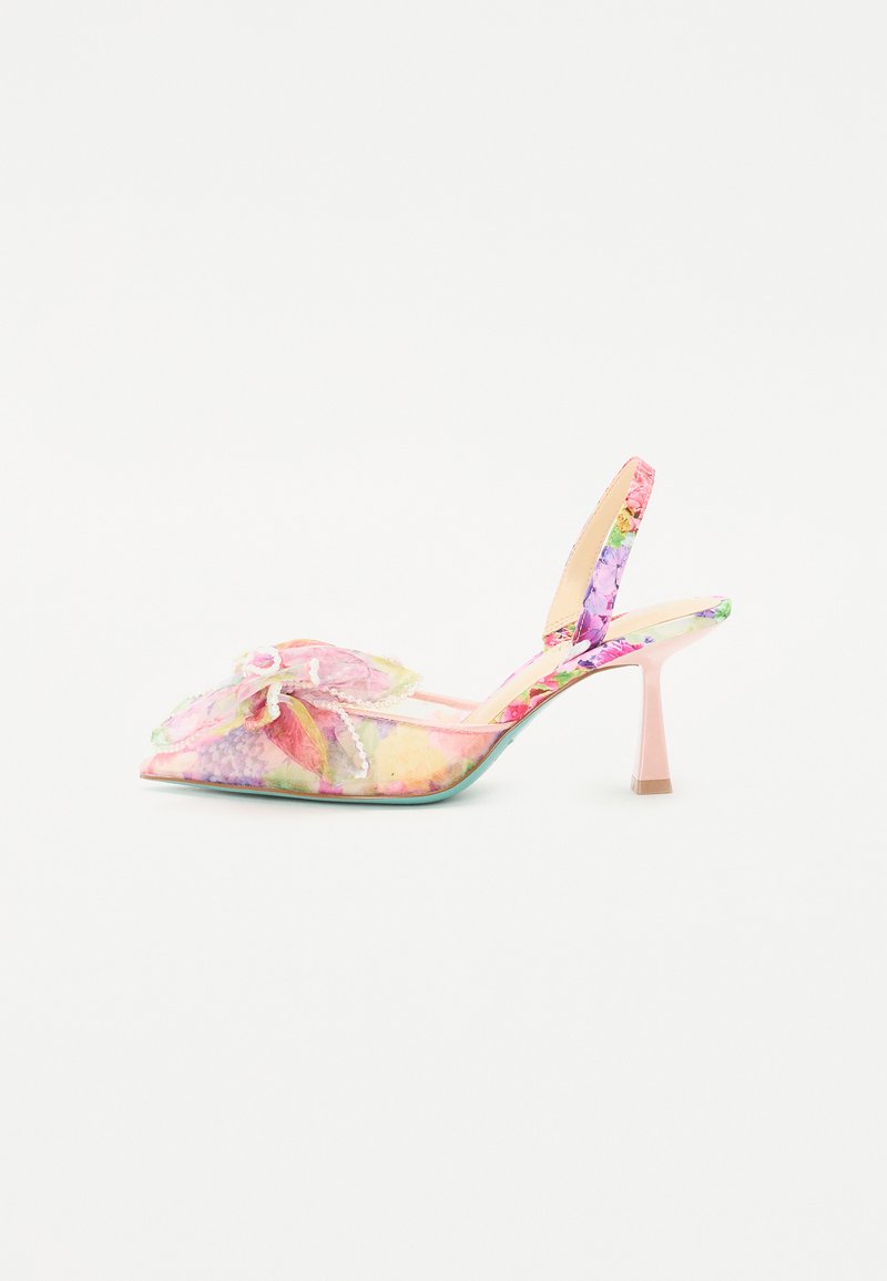 Escarpins à brides arrières avec un design floral en rose, violet et jaune, présentant un bout pointu et un accent floral transparent agrémenté de perles.