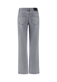 Jeans in denim grigio chiaro con un taglio a gamba larga, dotati di due tasche posteriori e di un'etichetta in pelle nera in vita. Dettagli di cucitura semplici.