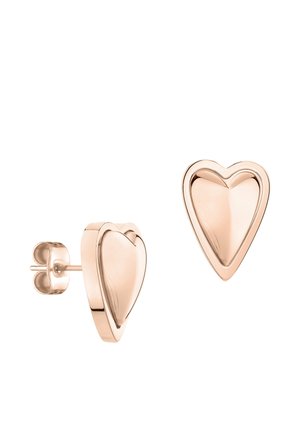 Roségoldene Ohrstecker in Herzform mit polierter Oberfläche, einer zeigt die Vorderseite, der andere die Seite mit Schmetterlingsverschluss.