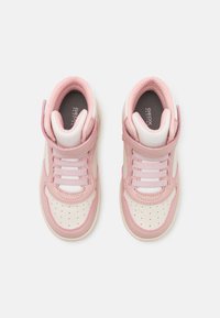 Roze en witte sneakers met een bovenwerk van textuurleer, een mesh-tong, perforaties en een klittenbandsluiting. Rubberen zool inbegrepen.