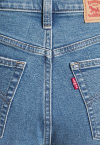 Levi's® HIGH WAISTED MOM JEAN - Nosečniške kavbojke - summer games