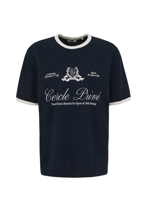 Tmavomodré tričko s bielym lemom, s bielym nápisom "Cercle Privé" a logami naznačujúcimi tému športového a oddychového klubu.