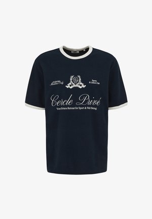 Camiseta azul marino con ribete blanco, con texto blanco "Cercle Privé" y logotipos que indican un tema de club deportivo y de ocio.
