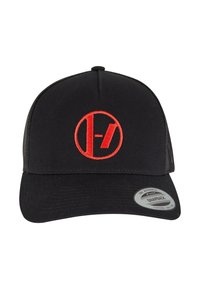 Cappello nero con un logo ricamato rosso in un design circolare. Presenta una visiera piatta e un pannello posteriore in rete. Adesivo argento sul visiera.