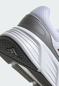 adidas Performance GALAXY 6 M - Chaussures de running sur route - cloud white   shadow red   iron metallic