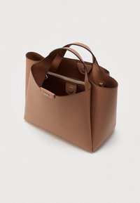 Barna bőr válltáska struktúrált kialakítással, két fogantyúval és egy cipzáras belső zsebbel. Sima textúra, fémes logó díszítéssel.