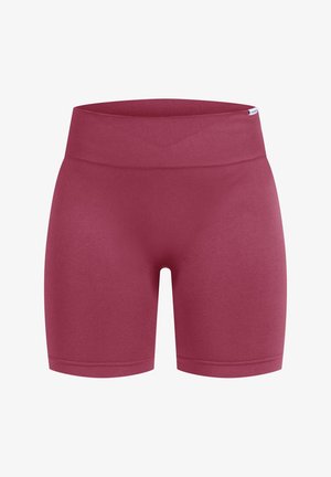 Dopasowany burgundowy stanik sportowy w zestawie z pasującymi szortami, charakteryzujący się ryżowym wzorem i białymi akcentami logo, uzupełniony białymi butami sportowymi.