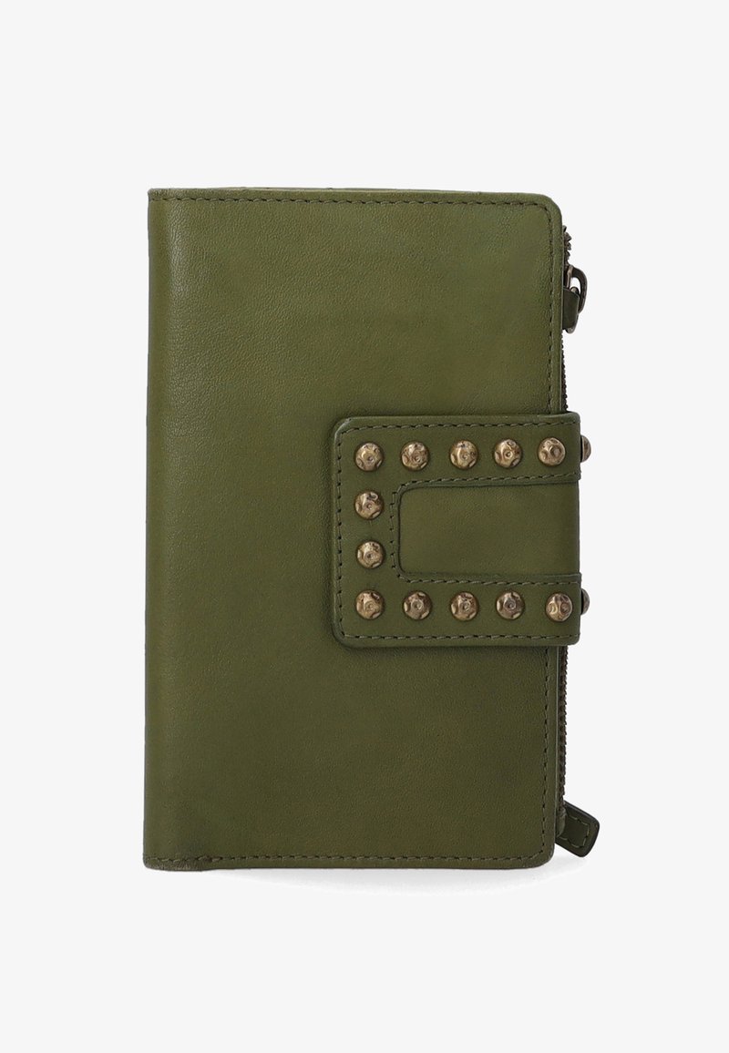 Zielony skórzany portfel z zapięciem na zamek, ozdobami w postaci ćwieków i klapką na zatrzask. Posiada gładką teksturę i prostokątny kształt.