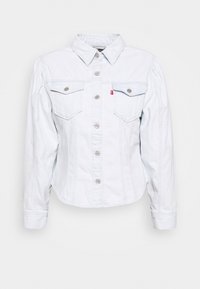 Hellblaue Jeansjacke mit spitzem Kragen, durchgehend geknöpft, zwei Brusttaschen und dezenten vertikalen Nähten. Silberne Hardware-Details.