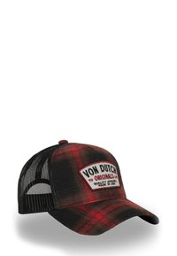 Casquette style trucker à carreaux noir et rouge, avec un patch logo portant le texte "VON DUTCH ORIGINALS". Dos en mesh et visière courbée.