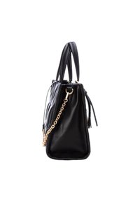 Bolso de mano de cuero negro con una forma estructurada, que cuenta con dos asas y un acento de cadena dorada. Textura suave con detalles de flecos.
