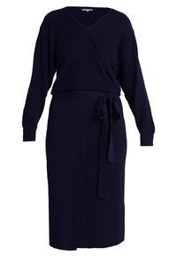 Abito avvolgente in maglia blu navy con maniche lunghe, scollatura a V profonda, cintura da annodare in vita e bordo all'altezza del ginocchio. Texture liscia, design semplice.