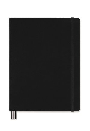 Schwarzes Hardcover-Notizbuch mit abgerundeten Ecken, elastischem Verschlussband auf der rechten Seite und zwei schwarz-weißen Lesebändchen.