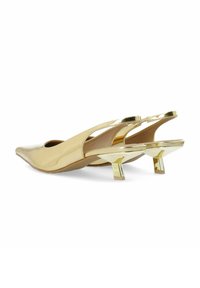 Zapatos de tacón slingback de charol dorado con punta afilada y pequeño tacón cuadrado. Presentan una silueta elegante y brillantes detalles metálicos.