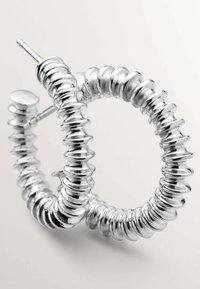 Pendientes de aro de plata con un diseño en espiral texturizado. Presentan metal suave y pulido, y un cierre de poste para un uso seguro.