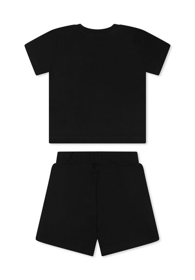 T-shirt nera in cotone con colletto tondo e maniche corte, abbinata a pantaloni corti neri con vita elasticizzata.