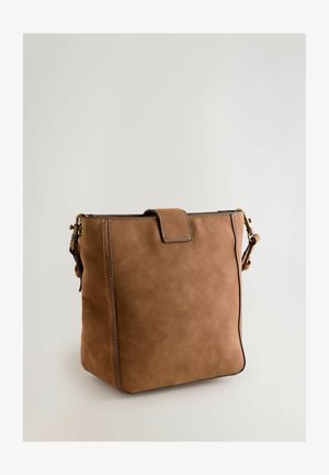 Bolso tote de cuero marrón con una forma estructurada, que presenta un cierre de solapa y costuras en contraste. Acentos de metal y correa ajustable.