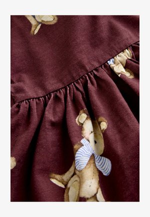 Bordeaux stof met geplooid detail en illustraties van teddyberen. De stof is zacht met een gladde textuur en blauwe gestreepte accenten op de beren.