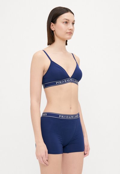 Mörkblå underklädesset med en trekantsbehå och matchande boyshorts. Mjukt material med detaljer av elastisk band med varumärkeslogotyp.