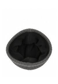 Donkergrijze gebreide muts met zwarte fleece voering, gezien van bovenaf met de opening naar boven gericht.
