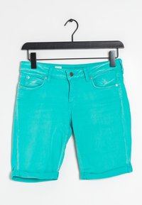 Shorts de mezclilla turquesa con dobladillo enrollado, que presentan bolsillos frontales y un cierre de botón metálico. Los materiales son suaves con un ligero brillo.