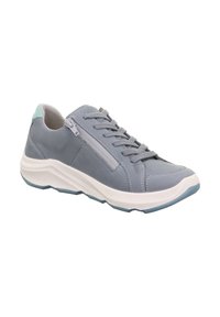 Chaussure en cuir gris avec une finition texturée, présentant un design à lacets, un détail de zip sur le côté, et une semelle blanche avec un accent bleu.