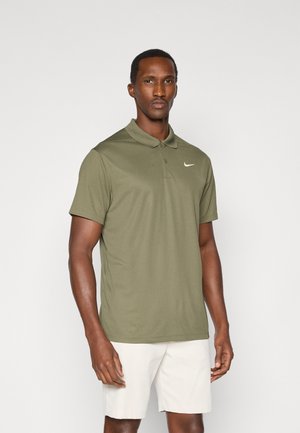 Olíva zöld Nike polo póló, gallérral, rövid ujjú, a mellkason fehér swoosh logóval, egy modellen bemutatva semleges háttér előtt.