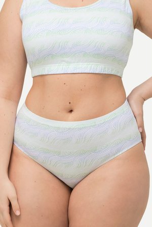 Weißes Bralette und hochgeschnittenes Bikini-Set mit einem Wellenmuster in Hellgrün und Blau. Weicher Stoff mit glatter Textur.