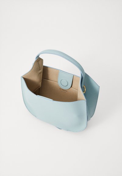 Sac à main en cuir bleu clair avec une forme structurée, une seule anse et un intérieur ouvert avec une doublure beige et une fermeture à pression.
